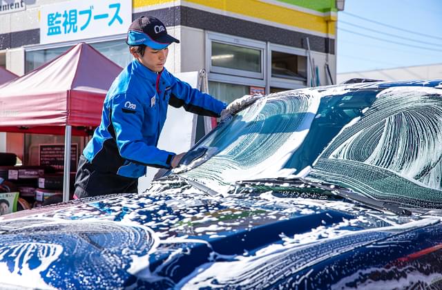 ガソリンスタンドのスタッフが丁寧に行う洗車