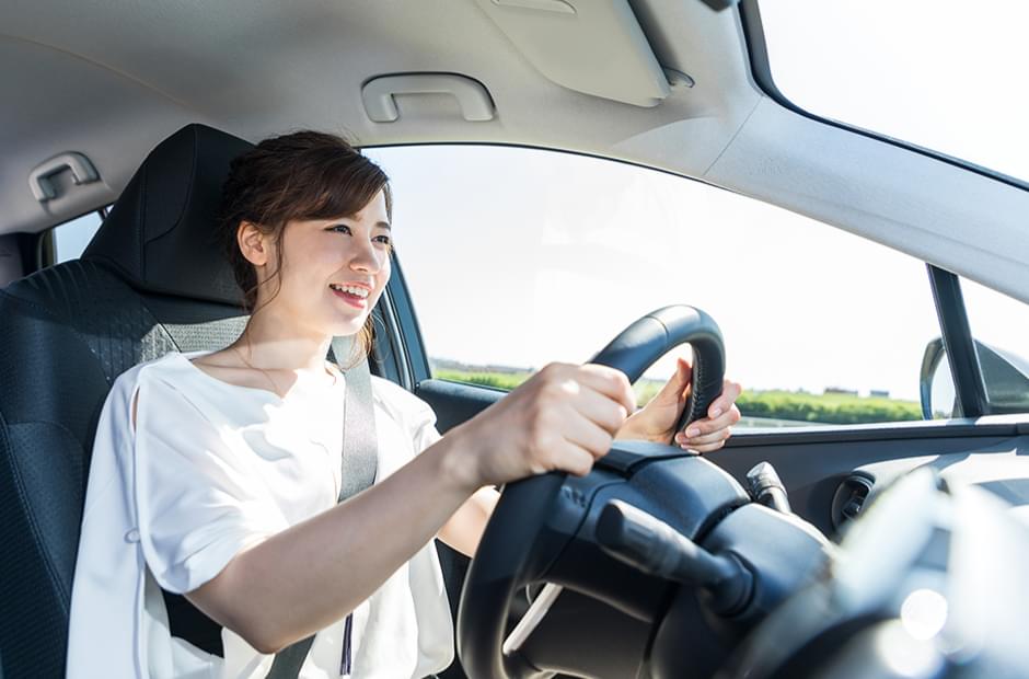 休日に車を運転する女性